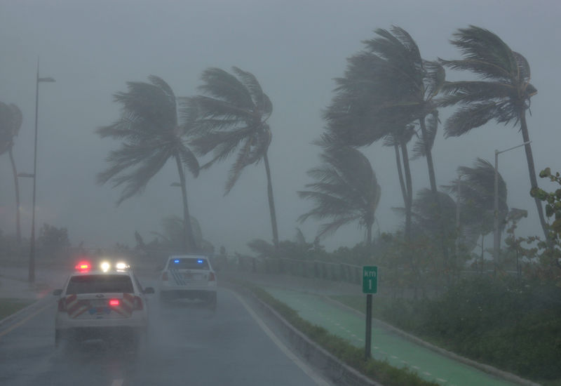 © Reuters. Policías realizando patrullas durante el paso del huracán Irma por San Juan