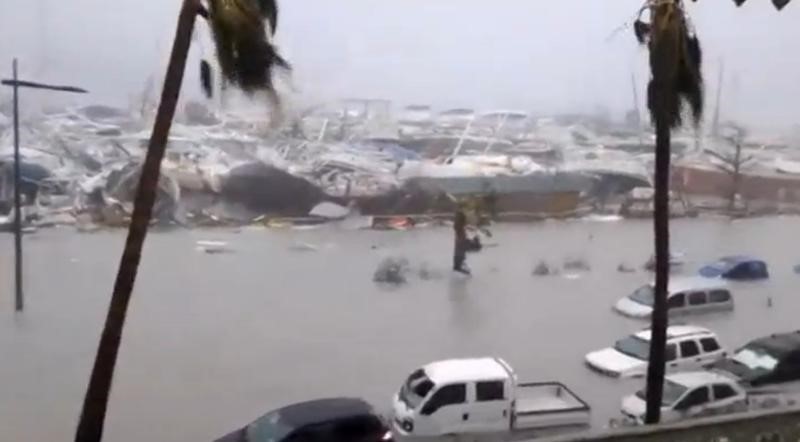 © Reuters. الإعصار إرما يتسبب في مقتل 6 بجزيرة سان مارتان الفرنسية