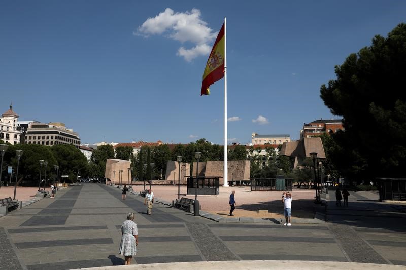 © Reuters. El Tesoro español coloca 4.800 millones en deuda a medio y largo plazo