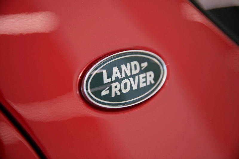 © Reuters. FILE PHOTO: A Land Rover logo is photographed at a car dealership in Singapore