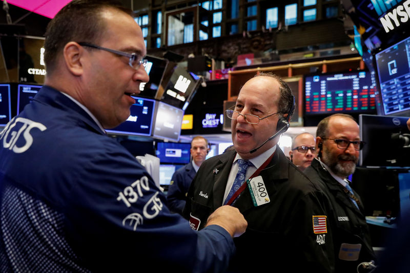 © Reuters. Traders work on the floor  of the NYSE in New York