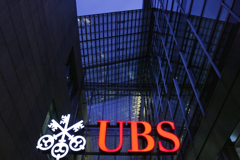 © Reuters. The logo of Swiss bank UBS is pictured on a building in Zug