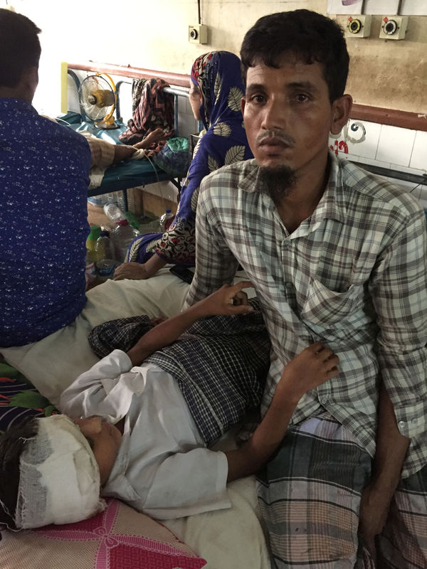 © Reuters. أطفال ومراهقون بين جرحى الروهينجا بمستشفى مكتظ في بنجلادش