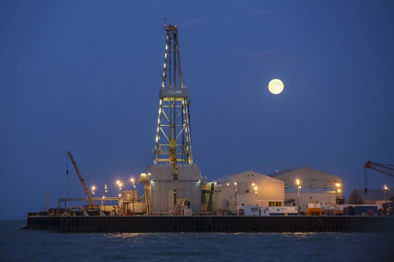 © Reuters. The full moon rises in the background over an oil rig at the Kashagan offshore oil field in the Caspian sea in western Kazakhstan