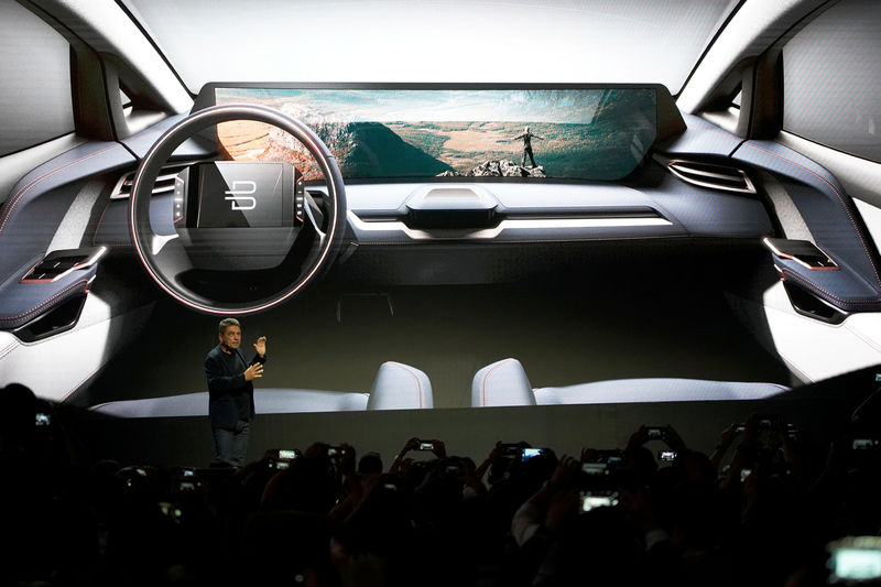 © Reuters. Chairman of the Board, CEO and co-founder of Future Mobility, Carsten Breitfeld, speaks in front of a screen showing an image of a new Byton car at a press conference in Shanghai