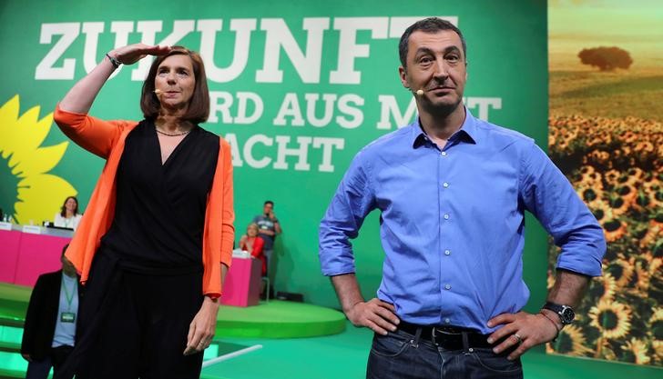 © Reuters. FILE PHOTO -Top candidates Goering-Eckardt and Oezdemir of Germany's environmental Greens party gesture during a party congress in Berlin