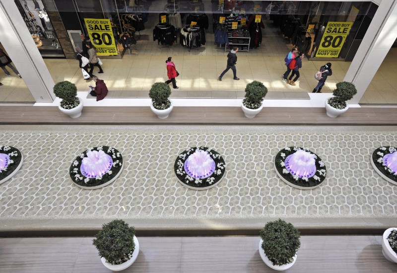 © Reuters. Shoppers stroll through West Edmonton Mall