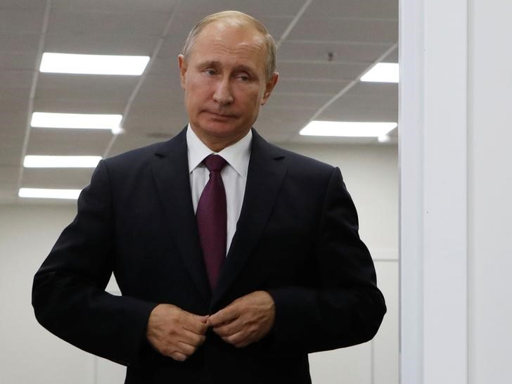 © Reuters. بوتين يأسف لمنح تيلرسون وسام الصداقة الروسي