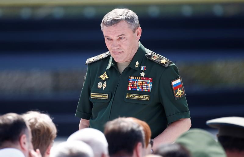 © Reuters. رئيس أركان روسيا يلتقي جنرالا بحلف شمال الأطلسي لتهدئة المخاوف بشأن مناورات