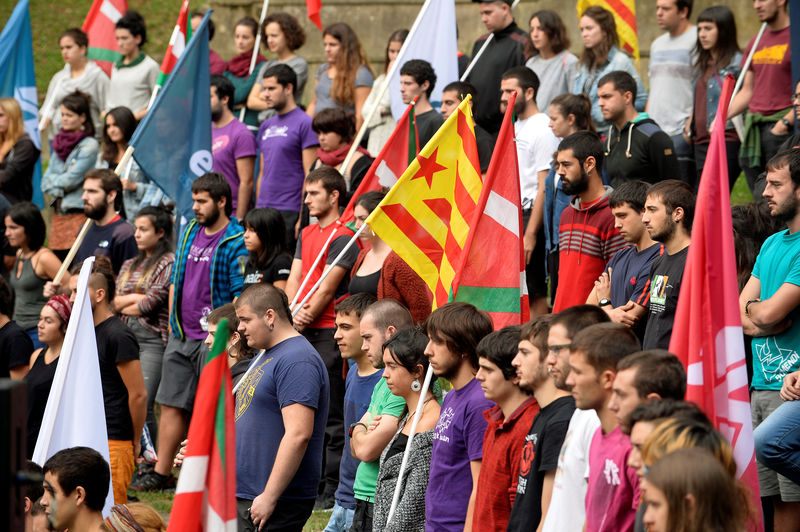 © Reuters. إسبانيا توجه اتهامات لبرلمانيين من قطالونيا بشأن استفتاء على الاستقلال