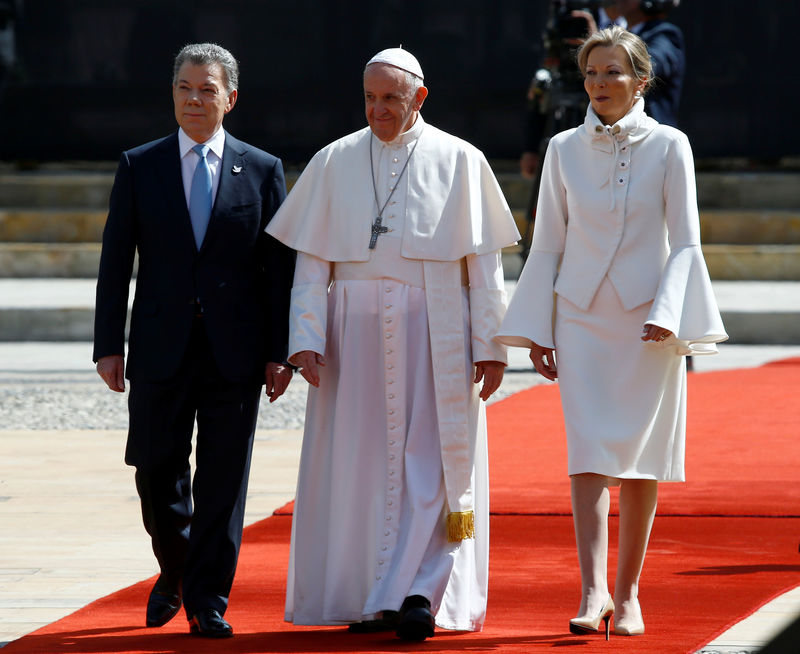 © Reuters. El Papa Francisco insta a Colombia a que vea la paz como un compromiso a largo plazo