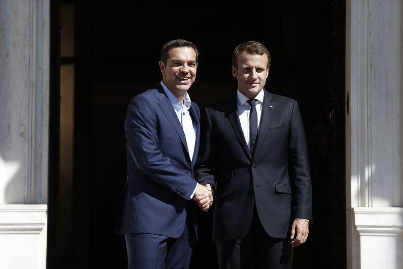 © Reuters. Greek Prime Minister Alexis Tsipras welcomes French President Emmanuel Macron at the Maximos Mansion in Athens