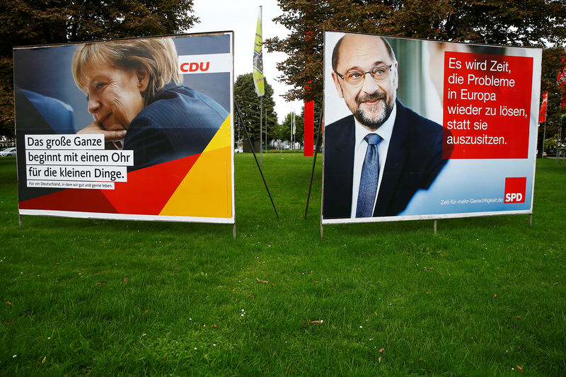 © Reuters. Election campaign posters for Germany's general election show Merkel and Schulz in Bonn