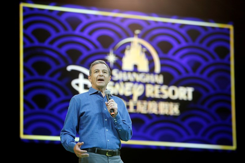 © Reuters. FILE PHOTO: Disney's CEO Bob Iger holds a news conference at Shanghai Disney Resort as part of the three-day Grand Opening events in Shanghai