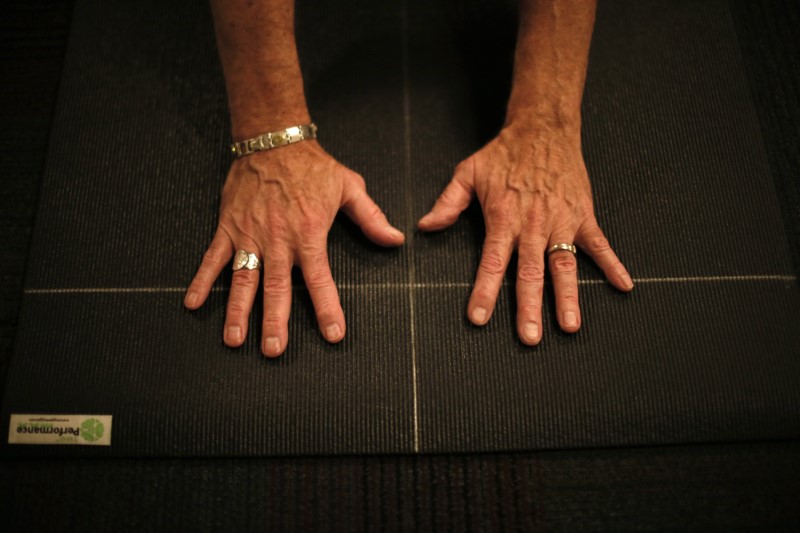 © Reuters. A senior does yoga in Sun City, Arizona