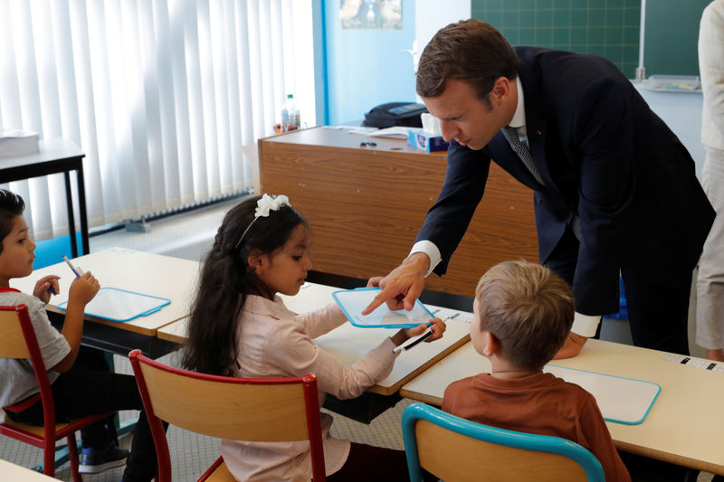 © Reuters. MACRON PROMET DE "TRANSFORMER L'ÉCOLE COMME JAMAIS"