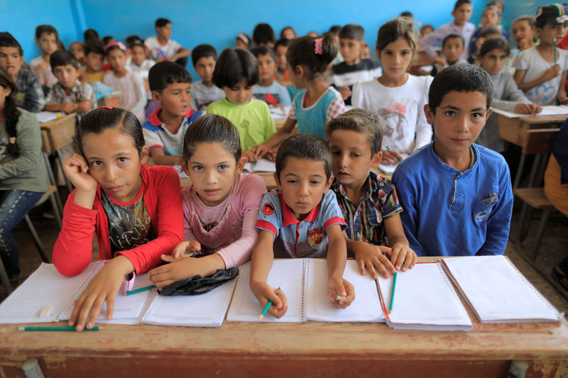 © Reuters. بعض مدارس سوريا تمحو الأسد من المناهج لكن التوتر يتصاعد بشأن اللغة الكردية