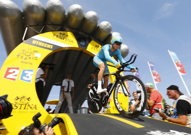 © Reuters. Astana rider Lars Boom of the Netherlands cycles during the individual time-trial first stage of the 102nd Tour de France cycling race in Utrecht