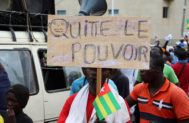 © Reuters. محتجون يحتشدون لليوم الثاني في توجو للمطالبة برحيل الرئيس