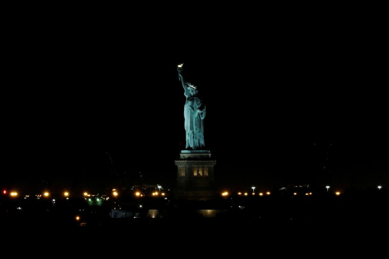 © Reuters. The Statue of Liberty in New York's Harbor as seen from the Brooklyn, New York