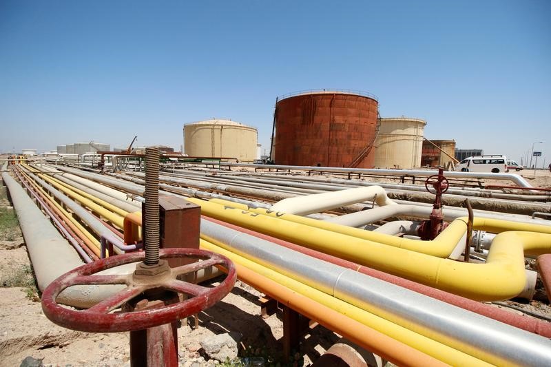 © Reuters. A view shows al-Shuaiba oil refinery in southwest Basra
