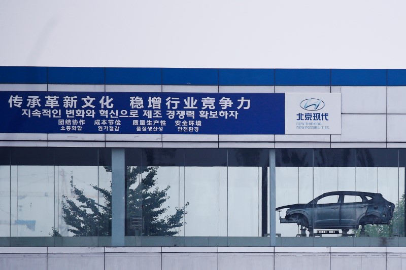 © Reuters. FILE PHOTO: The body of a Hyunday car moves on a conveyor belt at the Hyundai Motor Co plant in Beijing