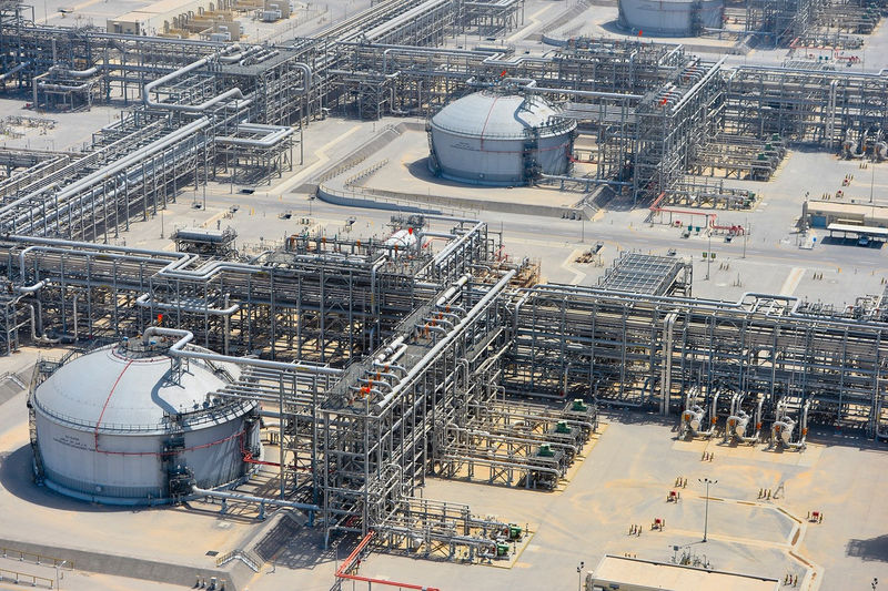 © Reuters. View shows Saudi Aramco's Manifa oilfield