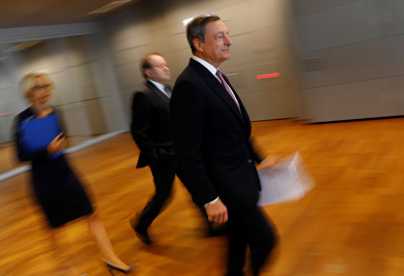 © Reuters. European Central Bank President Draghi addresses a news conference in Frankfurt