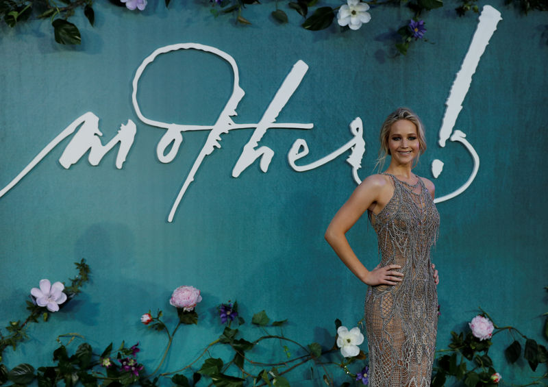 © Reuters. Jennifer Lawrence se ríe de las dispares críticas a su película de terror "mother!"
