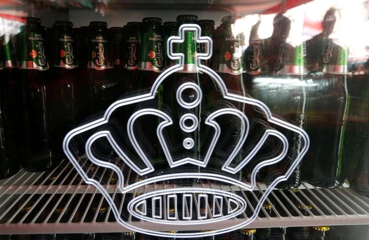 © Reuters. Bottles of Carlsberg beer are seen in fridge in a bar in St. Petersburg
