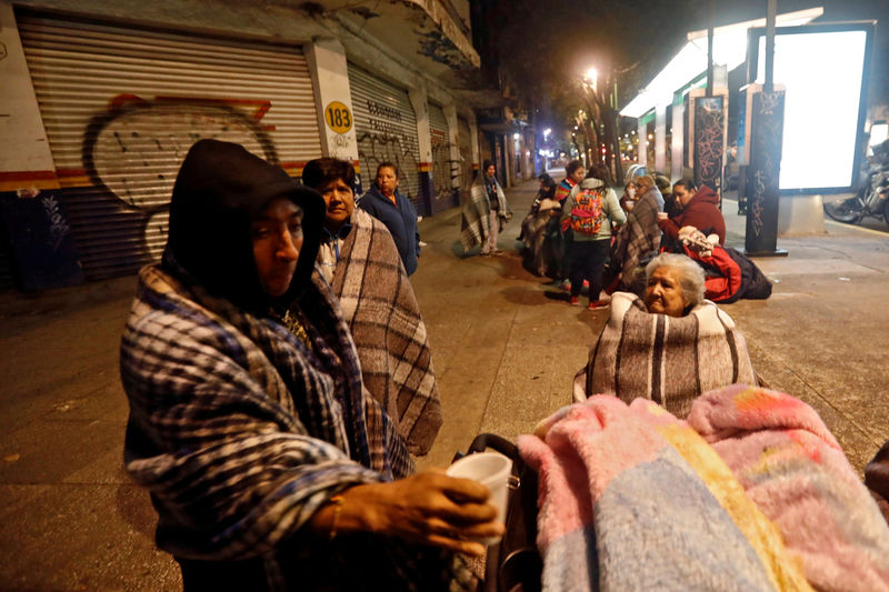 © Reuters. Pessoas se reunem na rua após terremoto atingir Cidade do México, no México