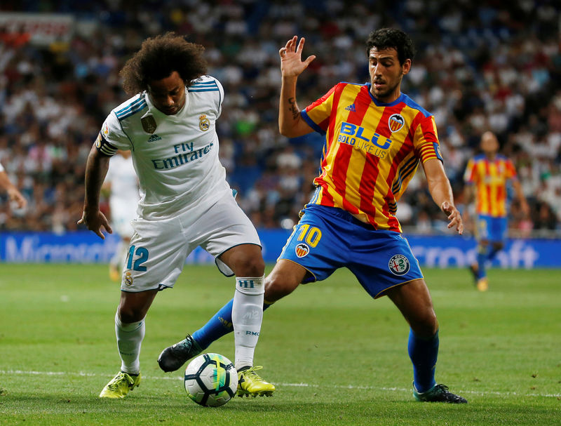 © Reuters. La Liga estudia jugar partidos fuera de España