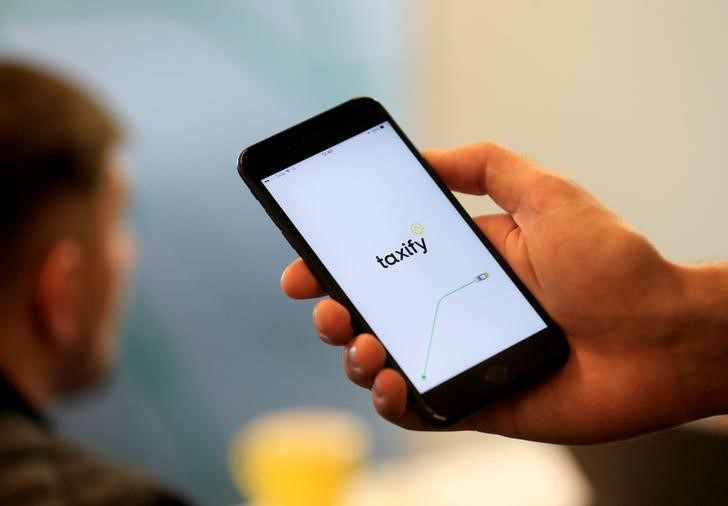 © Reuters. Presidente-executivo da Taxify, Markus Villig, mostra o aplicativo da companhia em sua sede em Tallinn, Estônia
