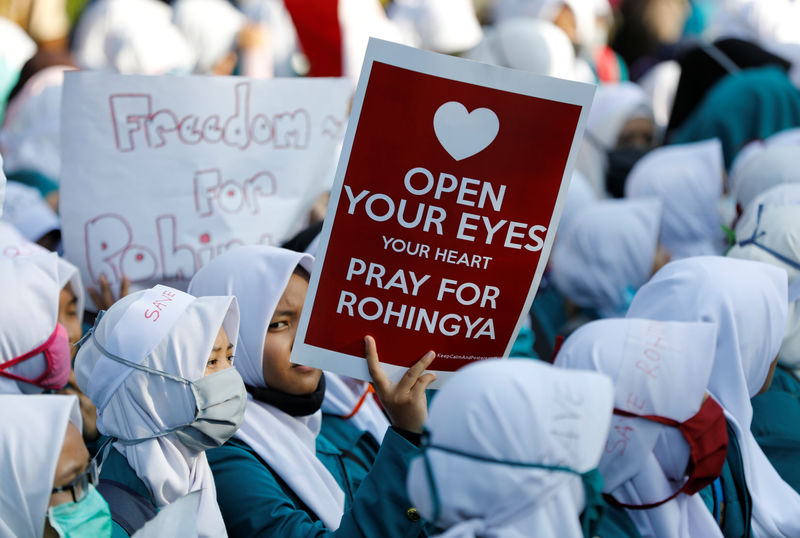 © Reuters. University students rally near the Myanmar embassy during a protest against the treatment of the Rohingya Muslim minority by the Myanmar government, in Jakarta,