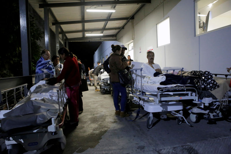 © Reuters. Patients and family members are seen outside the ISSSTE after an earthquake struck off the southern coast of Mexico late on Thursday, in Puebla