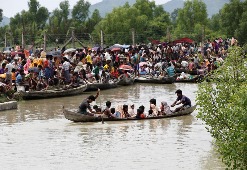 © Reuters. Refugiados rohingya são vistos deixando Mianmar pelo rio Naf