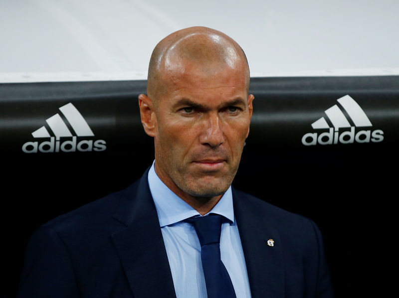 © Reuters. Zidane tiene sitio en su primera línea para la BBC y Asensio e Isco
