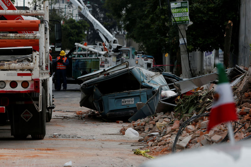 © Reuters. Veículo danificado após terremoto na Cidade do México, no México