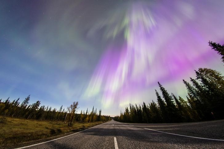 © Reuters. شفق مدهش يضيء سماء فنلندا بألوان عديدة