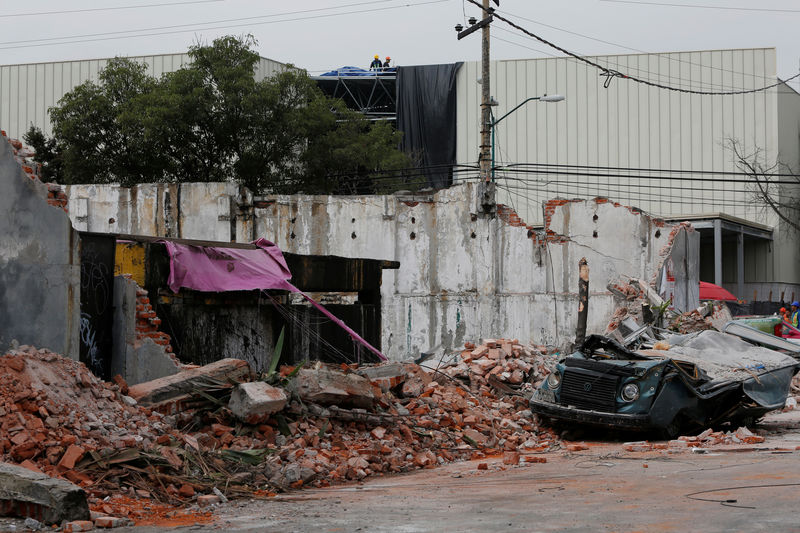 © Reuters. Muro e veículo danificados após terremoto na Cidade do México