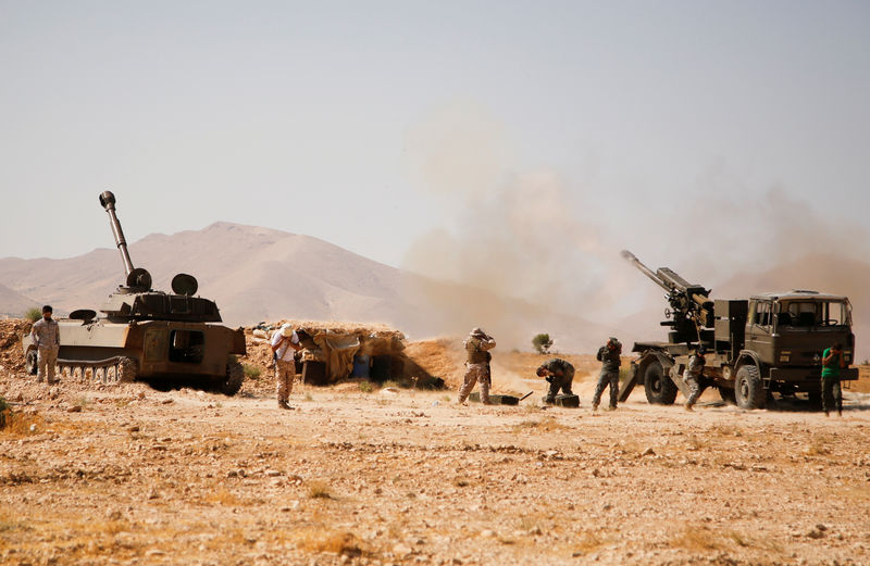 © Reuters. FILE PHOTO:A convoy of Islamic State fighters and their families begin to depart from the Lebanon-Syria border zone in Qalamoun