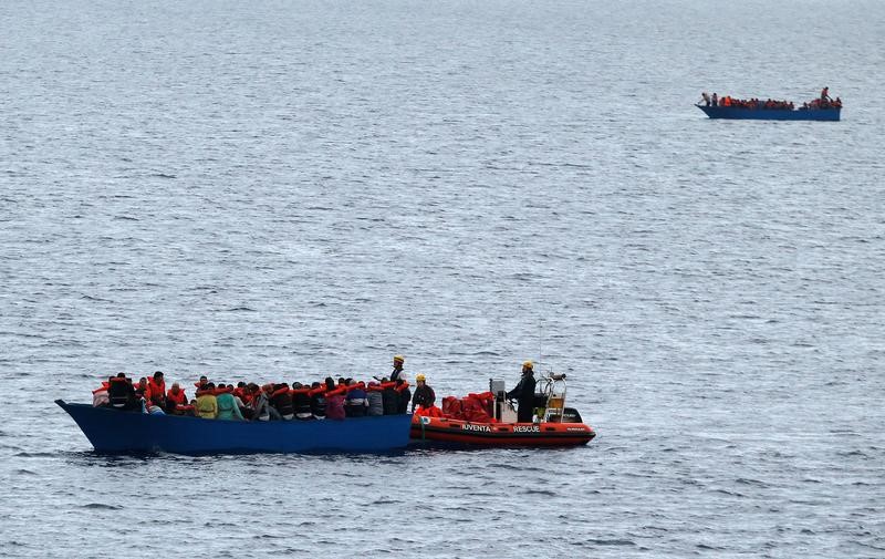 © Reuters. قوارب "الأشباح" تنزل مهاجرين من تونس على شواطئ إيطاليا نهارا
