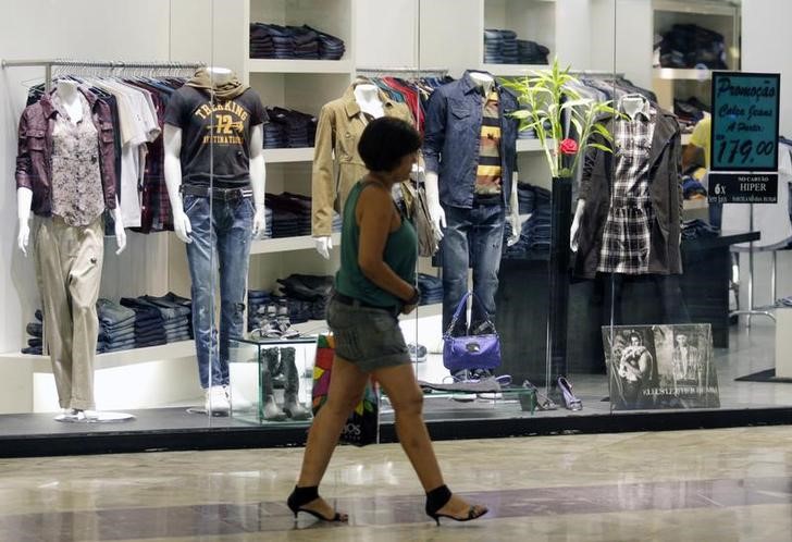 © Reuters. Mulher caminha em shopping de Recife, no nordeste do Brasil