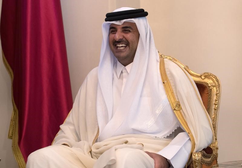 © Reuters. وكالة: أمير قطر يتصل بولي العهد السعودي ويبدي رغبته في الحوار