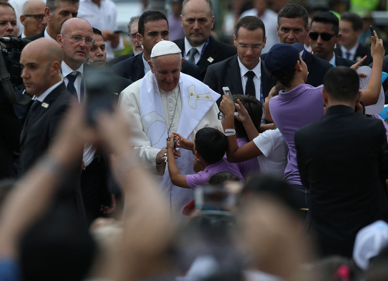 © Reuters. Papa Francisco é cumprimentado ao visitar Villavicencio, na Colômbia