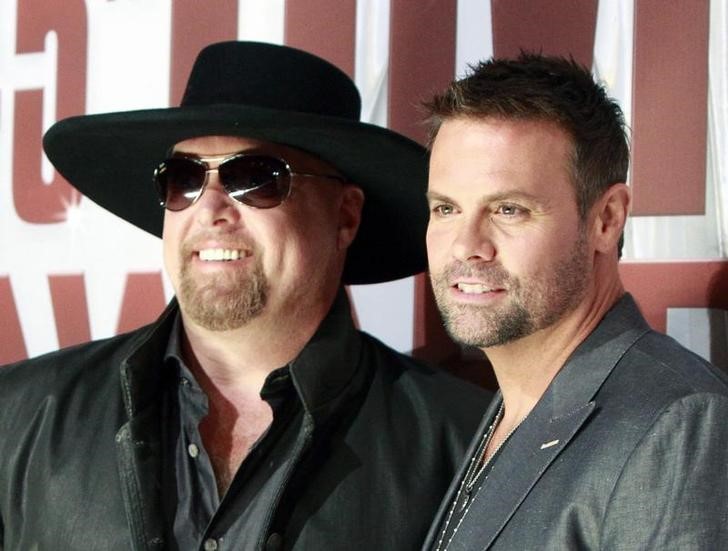 © Reuters. Cantor Troy Gentry (D) com o parceiro  Eddie Montgomery em Nashville