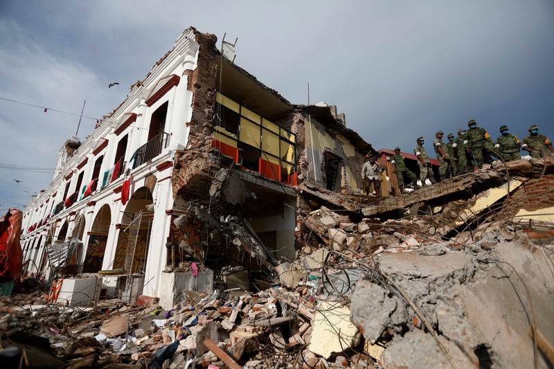 © Reuters. Soldados removem destroços em Juchitán após terremoto