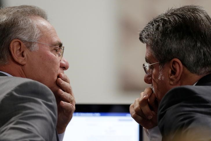 © Reuters. Os senadores do PMDB Renan Calheiros e Romero Jucá conversam durante reunião da Comissão de Assuntos Econômicos (CAE)