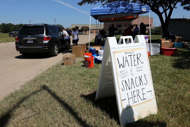 © Reuters. Members of Cinco Ranch Church of Christ help hand out collected and donated supplies to homeowners cleaning up in the aftermath of tropical storm Harvey in Katy, Texas