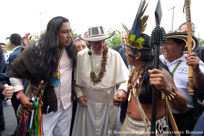 © Reuters. Pope Francis greets faithful dressed in traditional costumes during the holy mass in Villavicencio